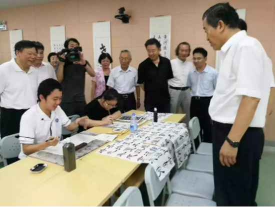 為什么國(guó)家越來(lái)越重視書(shū)法教育？