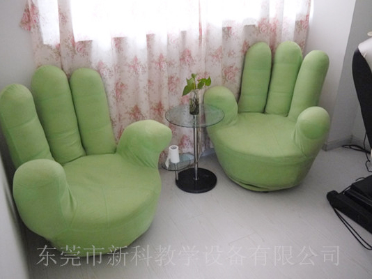 學(xué)校<a href='http://www.bs-laser.com' target='1' style='font-size:14px; font-weight:bold; color:#0080ff;'>心理咨詢室</a>布置
